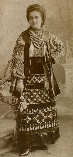 Дівчина зі Львова у святковому вбранні та прикрасах. Фото 1880 р., МІГ.