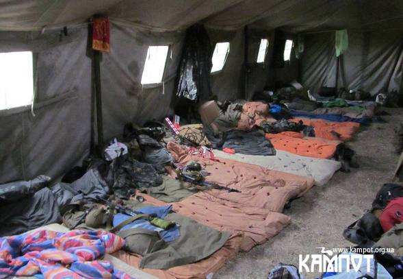 Палатки в яких живуть солдати на сході