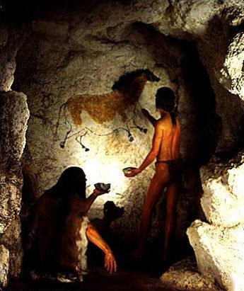 Художник малює в печері
