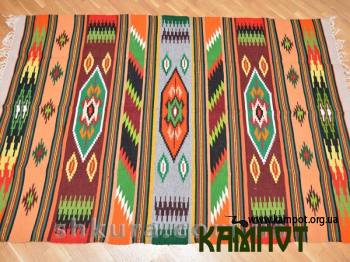 Різнокольоровий килим з шерсті
